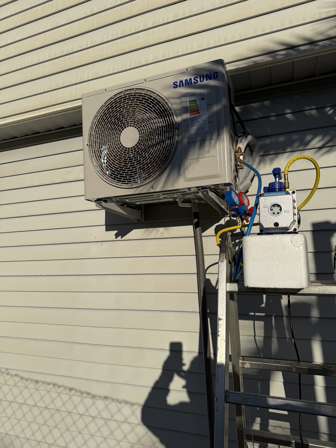 Instalación exterior de equipo Samsung de aire acondicionado