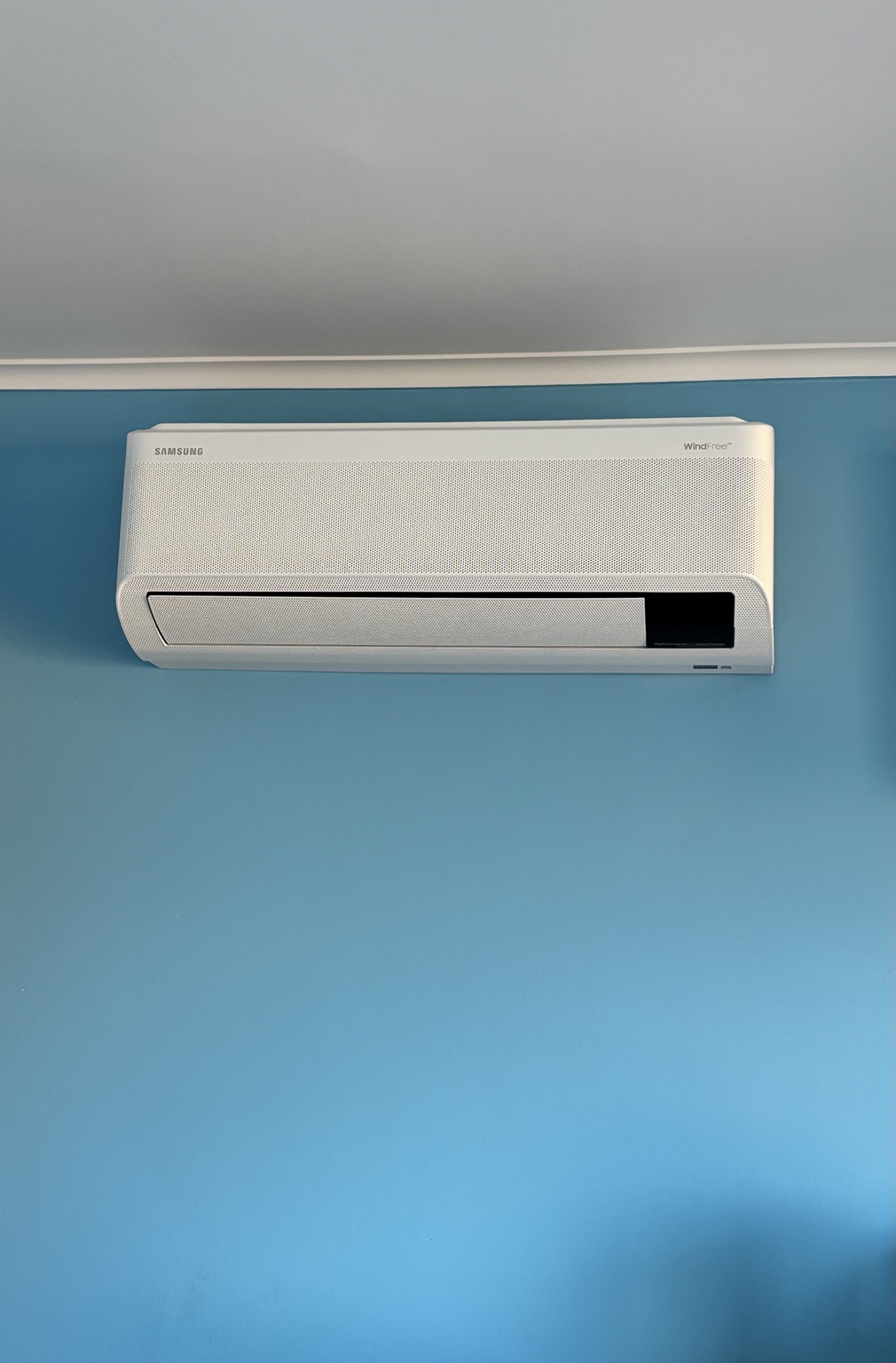 Equipo Samsung de aire acondicionado instalado en interior