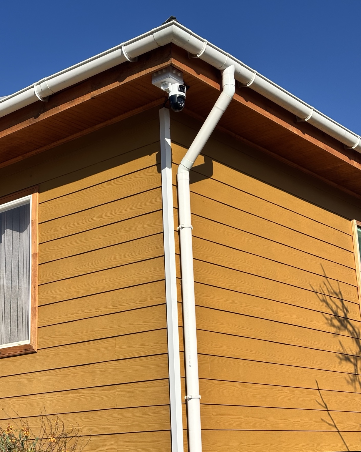 Cámara de seguridad instalada en exterior de vivienda