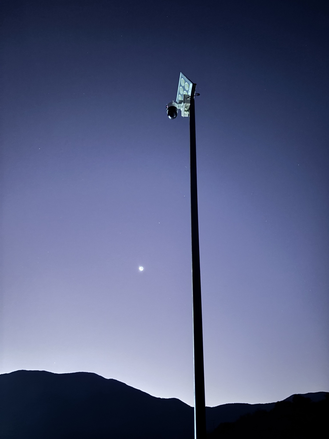 Cámara de seguridad instalada en poste de iluminación